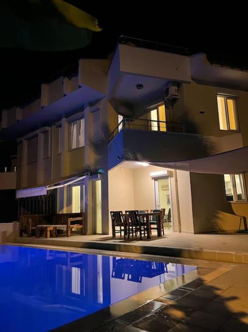 Excellent 3 Storey With A Swimming Pool