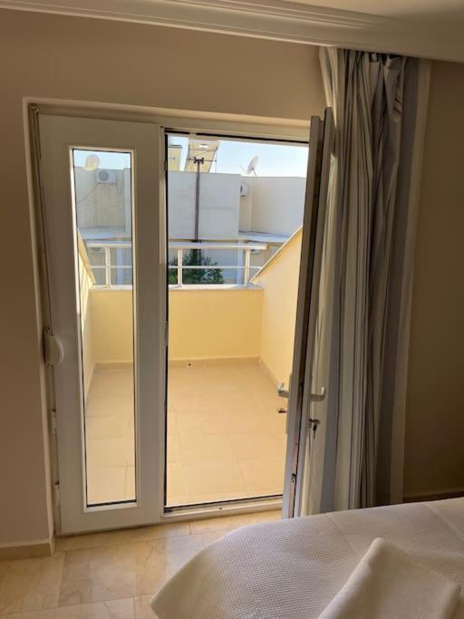 Excellent 3 Storey With A Swimming Pool *