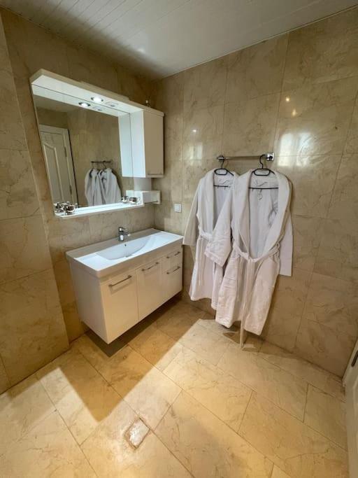 Excellent 3 Storey With A Swimming Pool